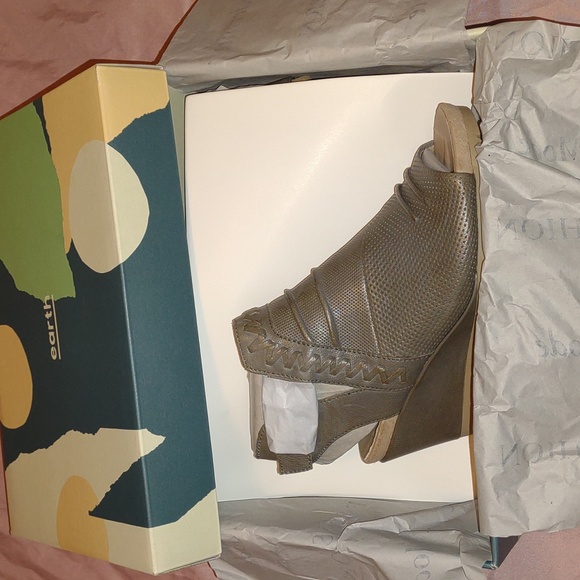 EARTH ๐๐ฃAttalea Bonaire Sandals in Light Blue (like gray) - Picture 10 of 17